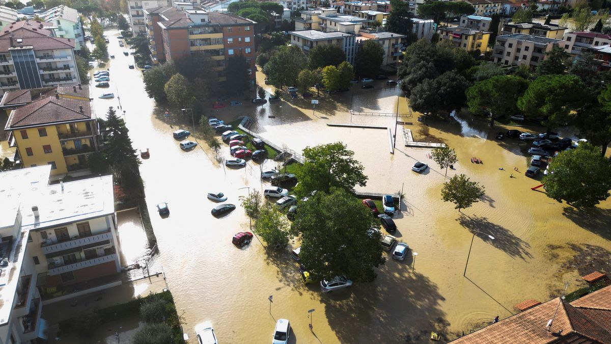 Bouře Ciarán nyní rozsévá zkázu na jihu Evropy. Na svědomí má nejméně 17 mrtvých